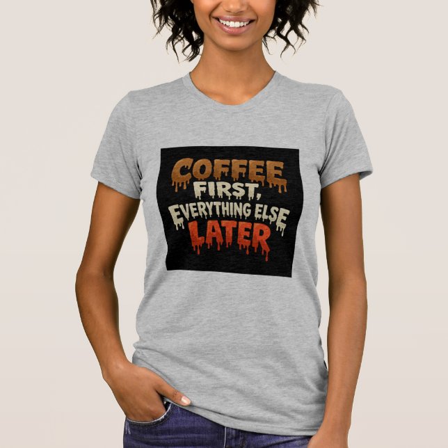 Kaffet Först Allt Annat Sen Rolig T-Shirt (Framsida)