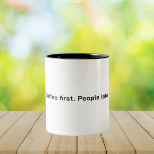 Kaffet först. Människor senare minimalistisk Citat Två-Tonad Mugg