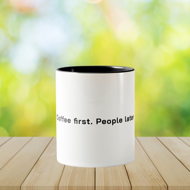 Kaffet först. Människor senare minimalistisk Citat Två-Tonad Mugg (Skapare uppladdad)