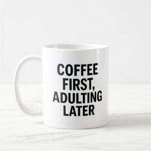 Kaffet först, vuxenliv senare – Rolig slogan Kaffemugg
