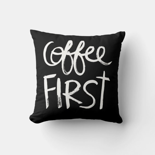 Kaffet Först | White Brush Script stil Kudde (Framsida)