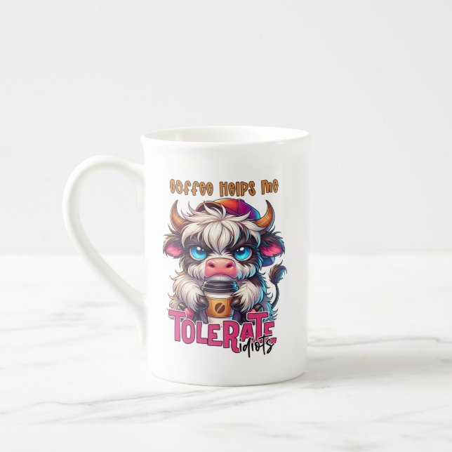 Kaffet Hjälper Mig Tåla Idioter  Benporslin Mugg (Vänster)