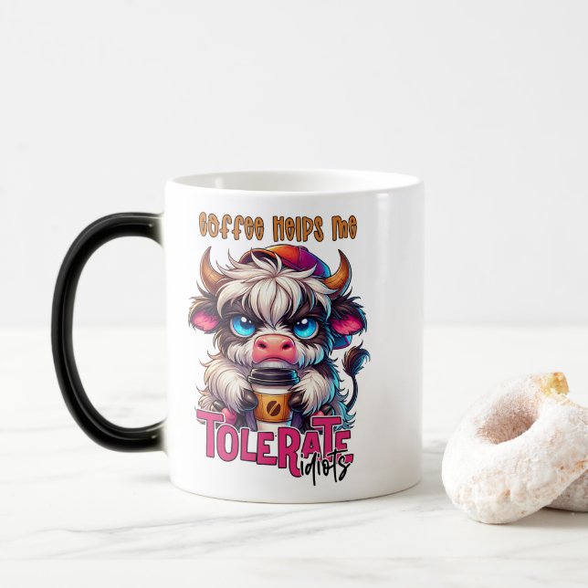 Kaffet Hjälper Mig Tåla Idioter  Magisk Mugg (Med munk)