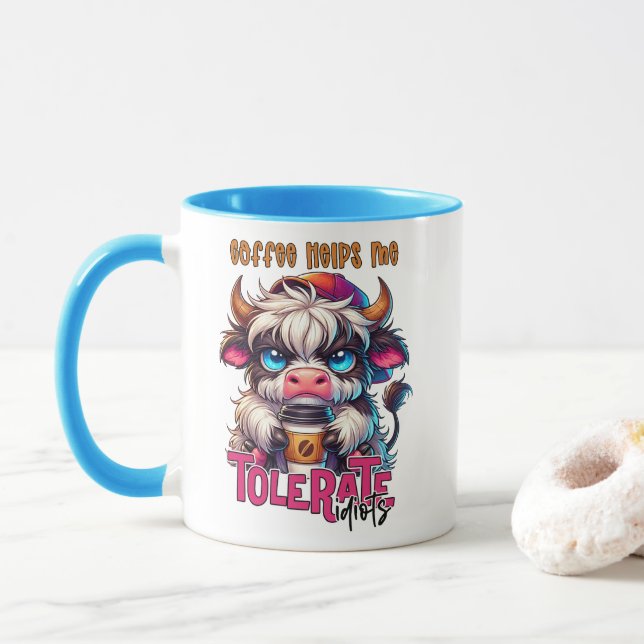 Kaffet Hjälper Mig Tåla Idioter  Mugg (Med munk)
