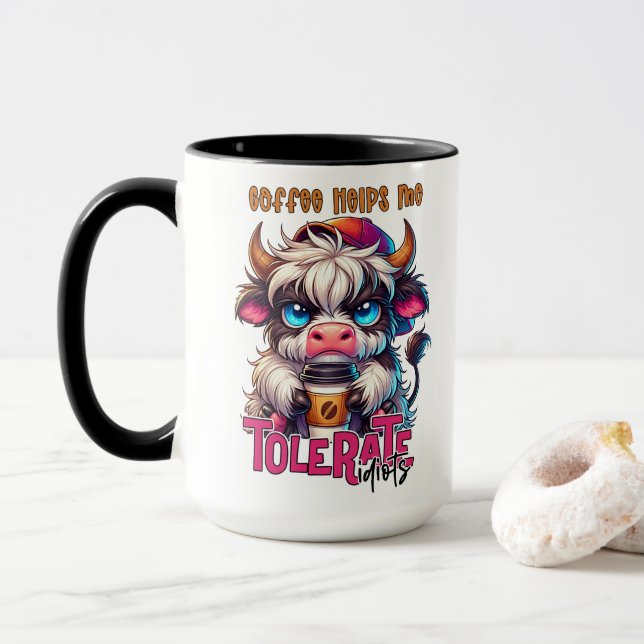 Kaffet Hjälper Mig Tåla Idioter  Mugg (Med munk)