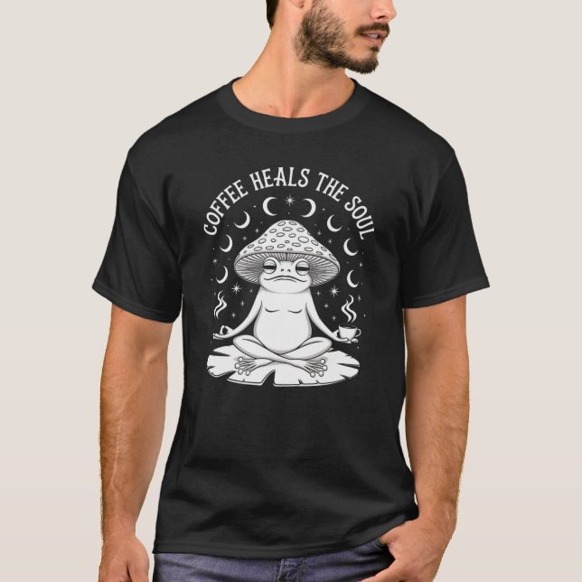 Kaffet läker själen – Mediterande Groda Boho T Shirt (Framsida)