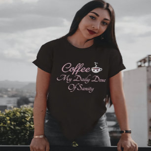 Kaffet Min Dagliga Dos Förnuft Roligt Citat T Shirt