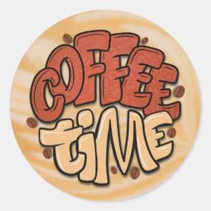 Kaffetid ord på skummet mjölk runt klistermärke