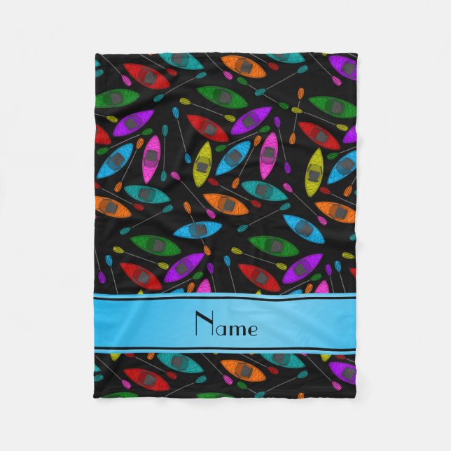 Kajaker för regnbåge för personlignamnsvart fleecefilt (Framsidan)