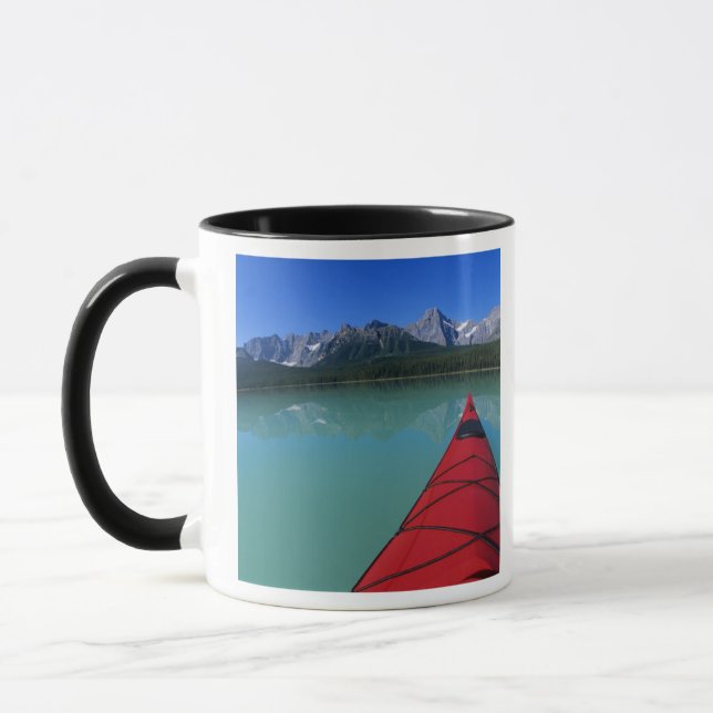 Kajaking på Waterfowl Lake nedanför Howse Peak Mugg (Vänster)