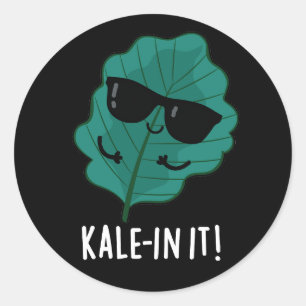 Kale-in It Funny Veggie Kale Pun Mörk BG Runt Klistermärke