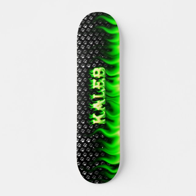 Kaleb grön eld och flammor skateboard design. (Framsida)