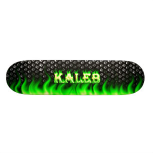 Kaleb grön eld och flammor skateboard design.