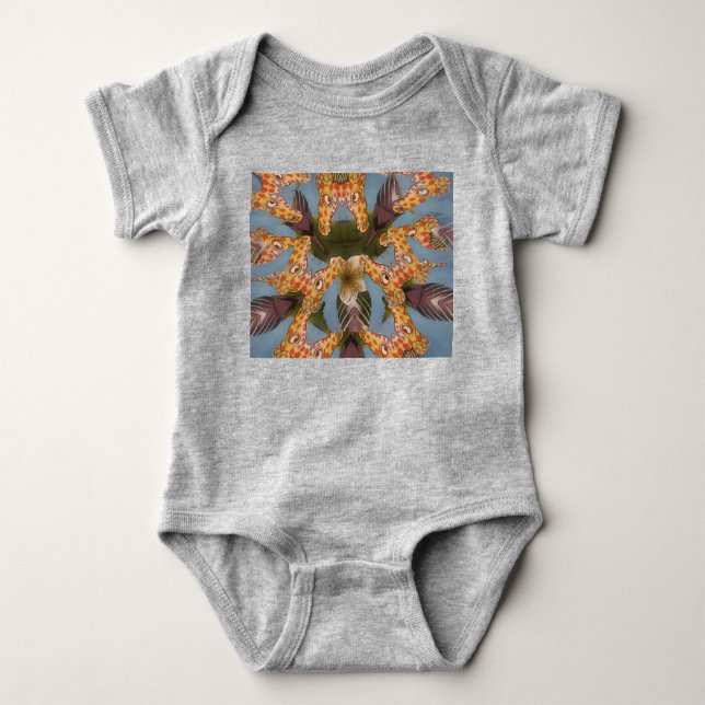 Kaleidoscope Giraffe Mandala: Abstrakt Safari Art T Shirt (Framsida)