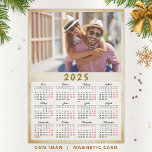 Kalender 2025 på spanska med Photo Magnetic<br><div class="desc">Den här magnetiska personligen 2025-kalendern på spanska med ett foto är en mall som du enkelt kan lägga till ett eget foto. Det är en måndag till Söndag-kalender med helg dagar i rött och månader i skript. År 2025 är ett magnetkort i kalendern en praktisk presentidé för familj, par, mor-...</div>