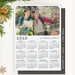 Kalender 2025 på spanska Photo Magnet White<br><div class="desc">Denna moderna minimalistiska magnetkalender stil 2025 på spanska är måndag som veckans första dag. Det är enkelt att anpassa och anpassa sig med din familj namn och egna foton för att skapa praktiska gåvor till dina nära och kära. Den vita och svarta designen med ett färgstarkt foto ser fin och...</div>