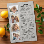 Kalender med 4 fotokollage kökshandduk<br><div class="desc">En 4-fotokollage med en 2025-kalender. En roligt för nyår. Lägg till 4 kvadratfoton till den här designen. Med lite arbete kan du ändra bakgrunden färg och kalendern färg när du klickar på anpassningsalternativet och väljer ett annat färger.</div>