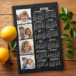 Kalender med 4 Photo Collage Black Kökshandduk<br><div class="desc">En 4-fotokollage med en kalender. En roligt för nyår. Lägg till 4 kvadratfoton till den här designen. Med lite arbete kan du ändra bakgrunden färg och kalendern färg när du klickar på anpassningsalternativet och väljer ett annat färger. Ett mycket användbart föremål i köket. Den här handduken visar en fullt-årsvy över...</div>