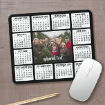 Kalender med foto i Center Black White Musmatta<br><div class="desc">En fotokollage med en kalender och ett rum som du vill lägga till text i. Ett underbart sätt att visning ditt favoritfoto under hela året. En roligt för det nya året till använda på kontoret eller hemma. Om du vill ändra färg i bakgrunden och kalendern klickar du på det avancerade...</div>