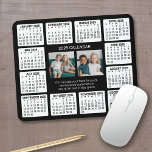 Kalender med foto i mitten musmatta<br><div class="desc">En 2-fotokollage med en 2024-kalender och rum för att lägga till några linjer text. En roligt för det nya året till använda på kontoret eller hemma. Lägg till två kvadratfoton i den här designen.</div>