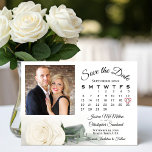 Kalender och foto för elegant Bröllop med Vit ros Spara Datumet<br><div class="desc">Det här vackra bröllop spara datum-kortet har en tidlös klassisk utformning med en enda lång härdad elfenben eller vit färgad ro. Det finns en anpassade-kalender där du kan placera ett hjärta runt ditt bröllop-datum med plats för ditt foto, parets namn & bröllop. Elegant, romantik och snyggt, det här kortet är...</div>
