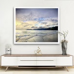 Kalifornien Lila Sunset Photo Ejoy Varje ögonblick Poster<br><div class="desc">"Njut varje ögonblick." Detta dramatiska kust, Pismo Beach, Kalifornien, vidsträckt, pristiskt, sandstrandslandskap, som tas nära solnedgången, exuderar fredlighet och ensamhet. Här hittar du de surfare som väntar på perfekten och de små fåglarna som söker efter sitt kvällssack. Jag uppskattar allt bra sak i ditt liv när du tittar på den...</div>