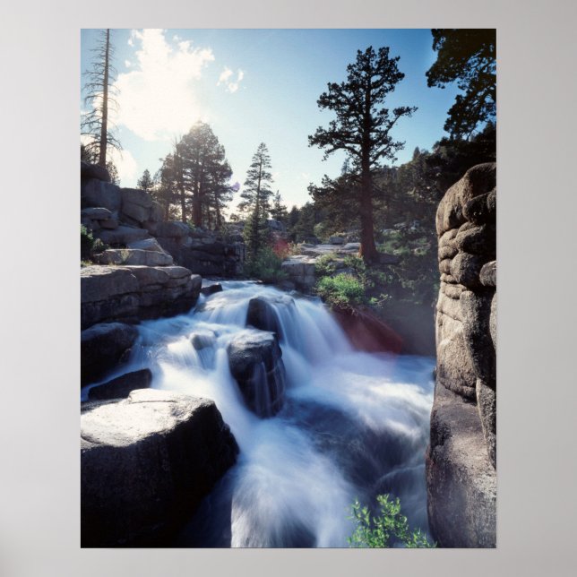 Kalifornien, Sierra Nevada-bergen, En vattenfall Poster (Framsidan)
