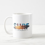 Kalifornien Surfa - Tropical Sunset Kaffemugg<br><div class="desc">Ride Kalifornien vinkart med den här fantastiska surfan! "SURFAN" i ord är fylld med ett tropiskt solnedfall,  handflatan träd,  och en yttavla som fångar kärnan i Golden State-strandkulturen.</div>
