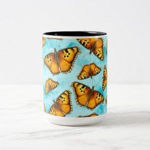 Kalifornien Tortoiseshell Butterfly på moln Två-Tonad Mugg
