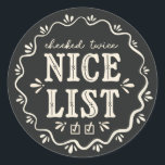 Kalikbojkotten i julklapp runt klistermärke<br><div class="desc">Det här klistermärket har en design med "Nicelista" och "två gånger" skriven i grädde på en svart bakgrund. Det skulle vara perfekt som julklapp eller dekorera paket eller julklapp för att få dem att se ut som om de har levererats från jultomtens verkstad.</div>