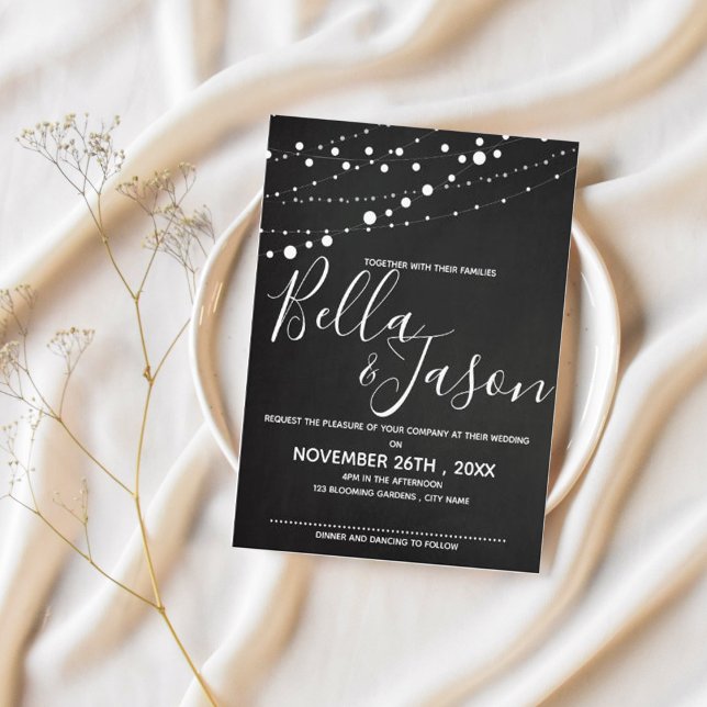Kalkylbräde med skarp inbjudan till Ljus bröllop Vykort (Chalkboard With String Lights Wedding Invitation)