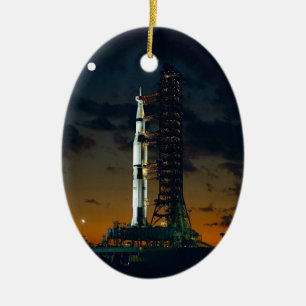 Kall färgrik Apollo månebeskickning på launchpa Julgransprydnad Keramik