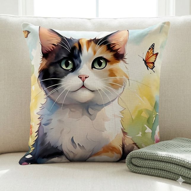 Kall katt i vårträdgård med fjärilar kudde (Calico Cat in Spring Garden with Butterflies Throw Pillow On Sofa)