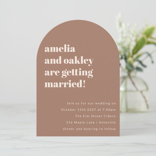 Kall Minimalistisk Mjuk Mocha Retro Bröllopsbåge Inbjudningar (Stående Fram)