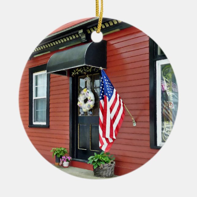 Kall Vår, NY - Street with Red Byggnad Julgransprydnad Keramik (Framsidan)