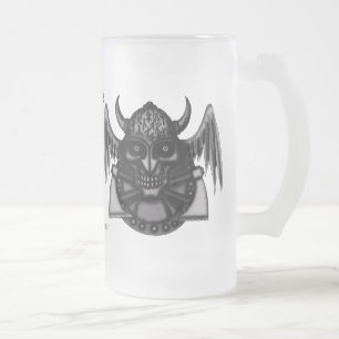 Kall viking skalle med den grafiska ölmuggen för frostat ölglas
