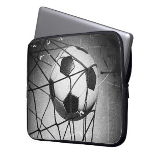 Kall vintageGrungefotboll i mål Laptop Sleeve