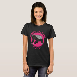 Kalla mig Honung Rosa Feminist Honey badger Art T-shirt