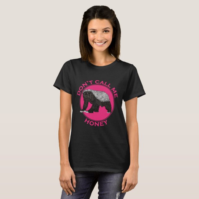 Kalla mig Honung Rosa Feminist Honey badger Art T-shirt (Hel framsida)