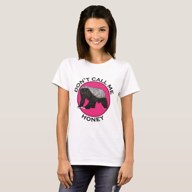 Kalla mig Honung Rosa Feminist Honey badger Art Tee Shirt (Hel framsida)