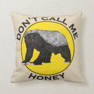 Kalla mig inte Honey badger Badass Gult Feminist Kudde