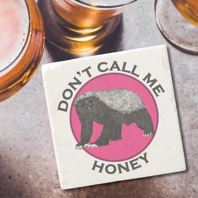 Kalla mig inte Honey badger LUNT LUNT Rosa Art Underlägg Sten (Honey badger and funny badass feminist quote ‘don’t call me honey’ pink and black coaster)