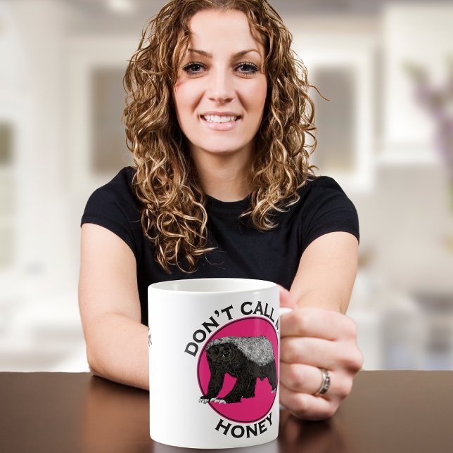 Kalla mig inte Honey Pink Feminist Honey Badger-ko Kaffemugg (Dont call me honey funny honey badger feminist quote coffee mug pink and black)