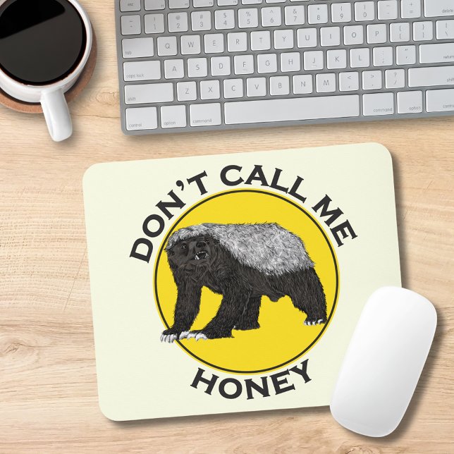 Kalla mig inte Honung Badass Honey badger Gult Art Musmatta (Funny badass honey badger quote don’t call me honey yellow and black mouse mat)