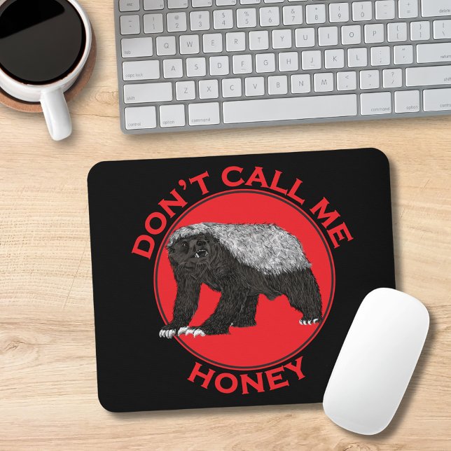 Kalla mig inte sötnos Röd ilsken honungsgrävling K Musmatta (Funny honey badger quote black and red mouse mat animal art )