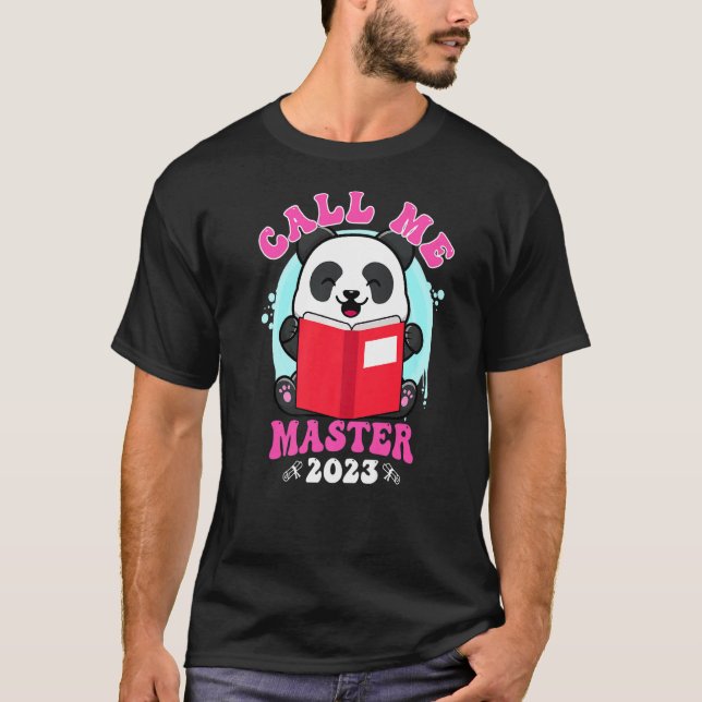 Kalla mig Master 2023 Panda Master grad 1 T Shirt (Framsida)