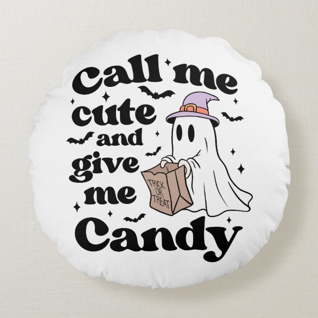 Kalla mig söt och ge mig godis rund kudde (Framsidan)