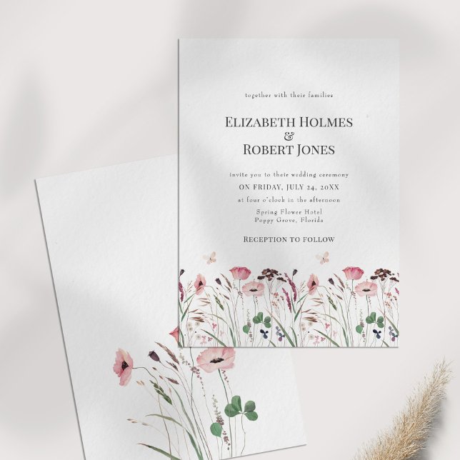 Kalligraferad Bröllopsinbjudan för äng med röda va Inbjudningar (Pink Poppy Meadow Wedding Invitation on a table)