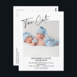 Kalligrafi 2 Cute Twillingars Birkeljud Vykort<br><div class="desc">Modern calligrafi Två Cute Twillingars Birth Notification Postcard Modern singel-foto på vykortet för förhandsmeddelanden vid förlossningen med en modern kalligrafi med rubrik två söt och svart text. Föräldrameddelandet visas på baksidan. Detta moderna vykort för födelseannonser är ett sött sätt att meddela er nyfödda tvilling i spädbarn.</div>