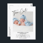 Kalligrafi 2 Cute Twillingars Birkeljud Vykort<br><div class="desc">Modern calligrafi Två Cute Twillingars Birth Notification Postcard Modern singel-foto på vykortet för förhandsmeddelanden vid förlossningen med en modern kalligrafi med rubrik två söt och svart text. Föräldrameddelandet visas på baksidan. Detta moderna vykort för födelseannonser är ett sött sätt att meddela er nyfödda tvilling i spädbarn.</div>